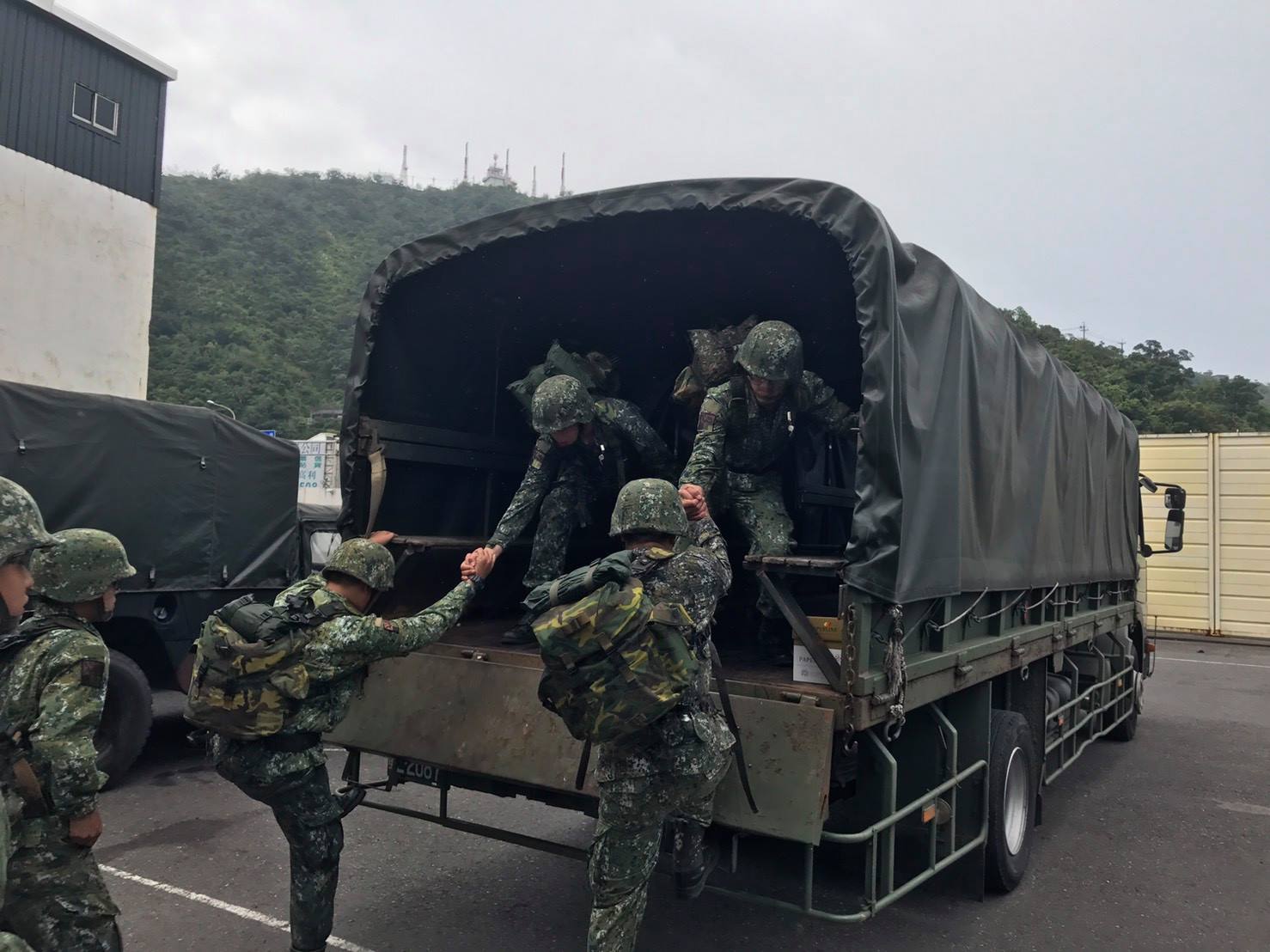 尼莎颱風來襲國軍救災協助撤離,陸軍宜蘭災防區28日完成災防整備檢查及勤前教育後,以車輛機動、人員鐵運方式前往南澳高中兵力預置點。 圖:取自國防部發言人臉書 尼莎颱風來襲國軍救災協助撤離,陸軍宜蘭災防區28日完成災防整備檢查及勤前教育後,以車輛機動、人員鐵運方式前往南澳高中兵力預置點。 圖:取自國防部發言人臉書