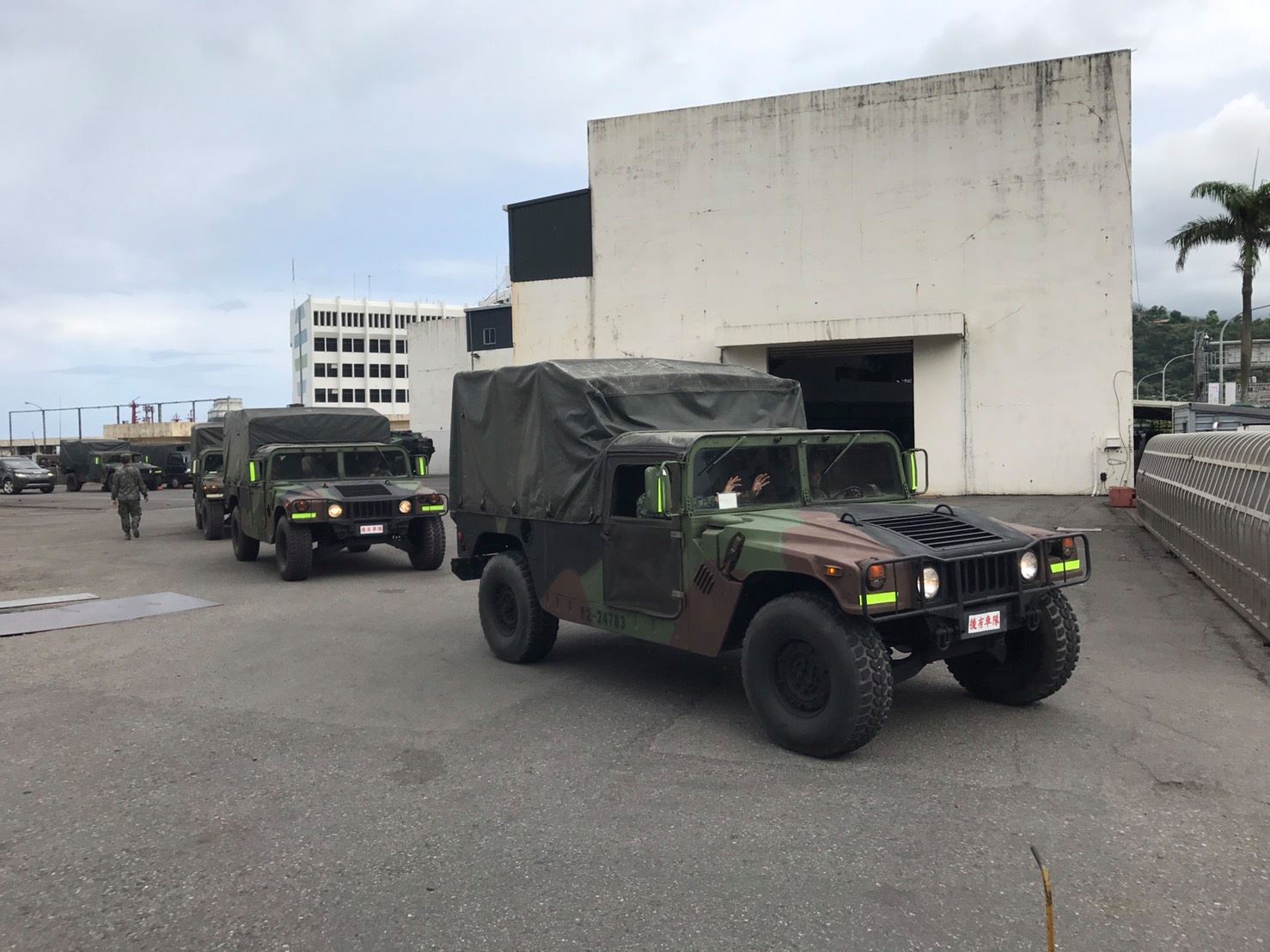 尼莎颱風來襲國軍救災協助撤離,陸軍宜蘭災防區28日完成災防整備檢查及勤前教育後,以車輛機動、人員鐵運方式前往南澳高中兵力預置點。 圖:取自國防部發言人臉書 尼莎颱風來襲國軍救災協助撤離,陸軍宜蘭災防區28日完成災防整備檢查及勤前教育後,以車輛機動、人員鐵運方式前往南澳高中兵力預置點。 圖:取自國防部發言人臉書