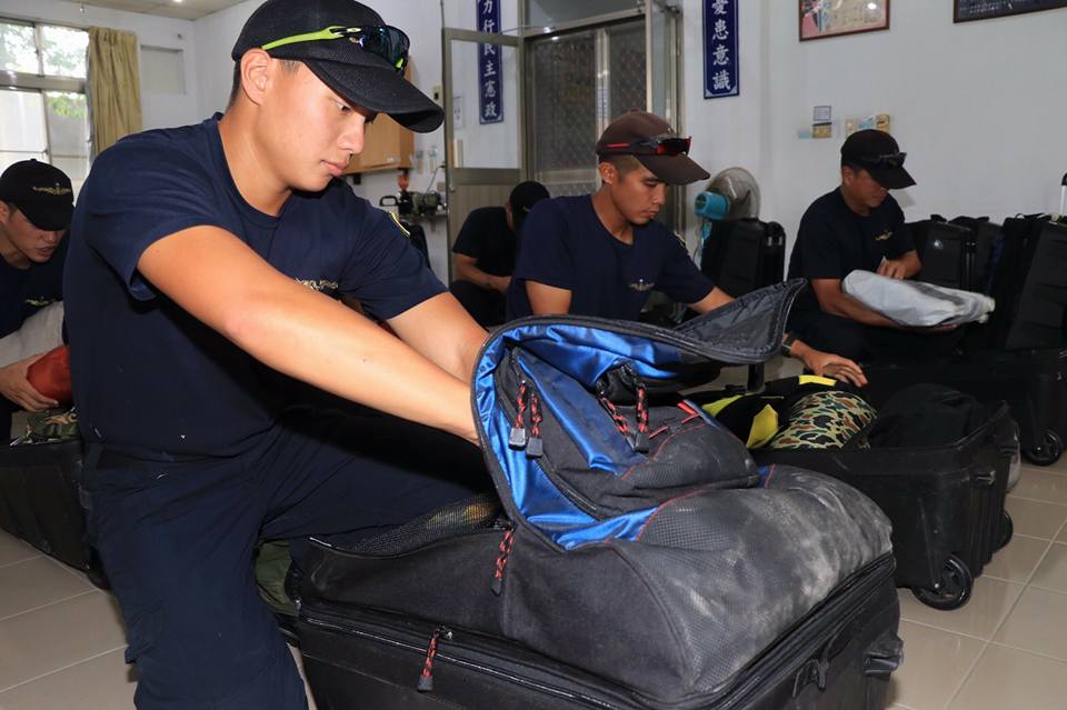 海軍司令部今(28)日下午分別於臺南官田營區預置AAV-7兩棲突擊車2輛、橡皮艇2艘、膠舟6艘、抽水機5部及防災官兵33員,隨時配合各地方災防需求,派遣兵力支援。 圖:取自國防部發言人臉書 海軍司令部今(28)日下午分別於臺南官田營區預置AAV-7兩棲突擊車2輛、橡皮艇2艘、膠舟6艘、抽水機5部及防災官兵33員,隨時配合各地方災防需求,派遣兵力支援。 圖:取自國防部發言人臉書