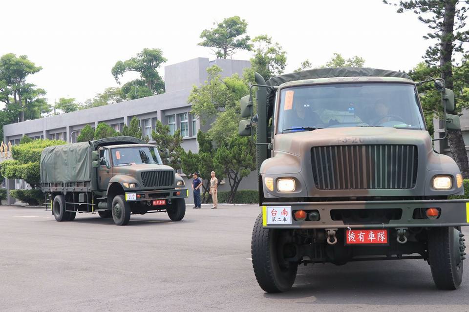 尼莎颱風來襲,海軍陸戰隊AAV-7兩棲突擊車12輛、膠舟24艘,預置於林口下湖西營區、嘉義水上基地、台南官田營區、屏東縣林邊、佳冬鄉公所、枋山防訓中心、恆春消防隊等處,待命投入支援災害防救。 圖:取自國防部發言人臉書 尼莎颱風來襲,海軍陸戰隊AAV-7兩棲突擊車12輛、膠舟24艘,預置於林口下湖西營區、嘉義水上基地、台南官田營區、屏東縣林邊、佳冬鄉公所、枋山防訓中心、恆春消防隊等處,待命投入支援災害防救。 圖:取自國防部發言人臉書