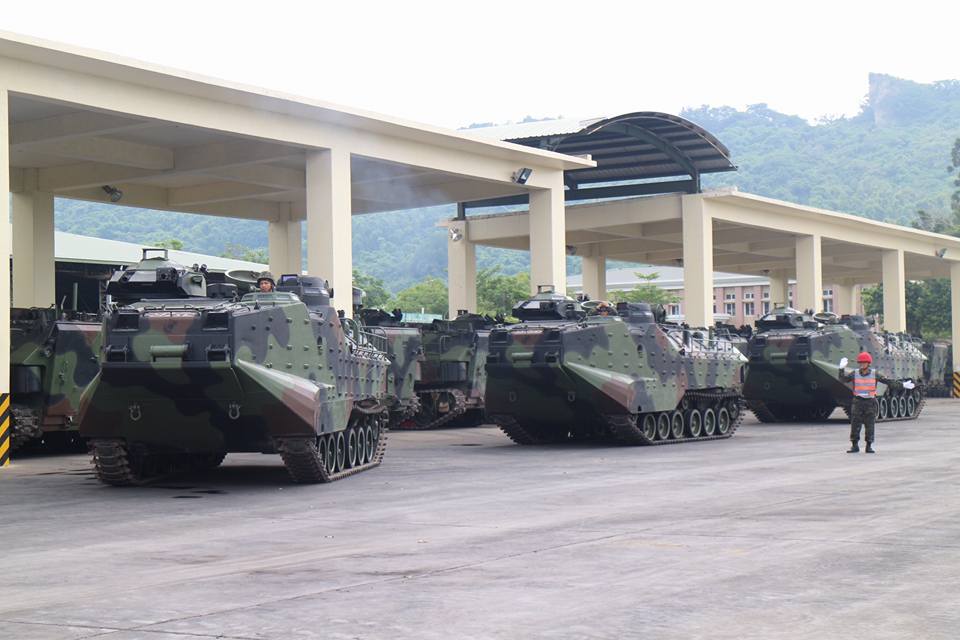 尼莎颱風來襲,海軍陸戰隊AAV-7兩棲突擊車12輛、膠舟24艘,預置於林口下湖西營區、嘉義水上基地、台南官田營區、屏東縣林邊、佳冬鄉公所、枋山防訓中心、恆春消防隊等處,待命投入支援災害防救。 圖:取自國防部發言人臉書 尼莎颱風來襲,海軍陸戰隊AAV-7兩棲突擊車12輛、膠舟24艘,預置於林口下湖西營區、嘉義水上基地、台南官田營區、屏東縣林邊、佳冬鄉公所、枋山防訓中心、恆春消防隊等處,待命投入支援災害防救。 圖:取自國防部發言人臉書