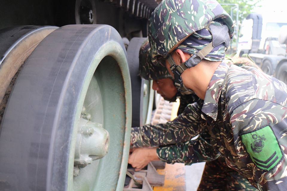 尼莎颱風來襲,海軍陸戰隊AAV-7兩棲突擊車12輛、膠舟24艘,預置於林口下湖西營區、嘉義水上基地、台南官田營區、屏東縣林邊、佳冬鄉公所、枋山防訓中心、恆春消防隊等處,待命投入支援災害防救。 圖:取自國防部發言人臉書 尼莎颱風來襲,海軍陸戰隊AAV-7兩棲突擊車12輛、膠舟24艘,預置於林口下湖西營區、嘉義水上基地、台南官田營區、屏東縣林邊、佳冬鄉公所、枋山防訓中心、恆春消防隊等處,待命投入支援災害防救。 圖:取自國防部發言人臉書