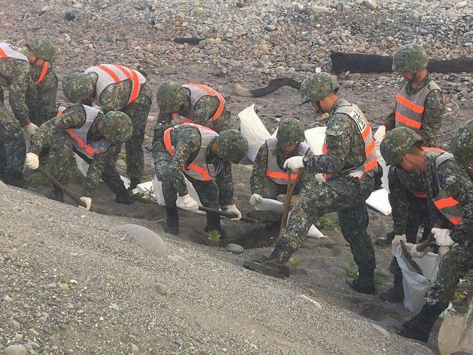 尼莎颱風來襲國軍救災協助撤離台東縣大武鄉災防物資整備。 圖:取自國防部發言人臉書 尼莎颱風來襲國軍救災協助撤離台東縣大武鄉災防物資整備。 圖:取自國防部發言人臉書