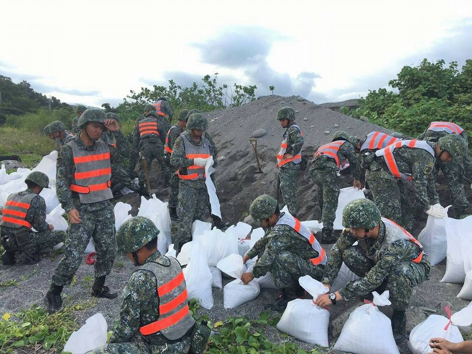 尼莎颱風來襲國軍救災協助撤離,台東縣大武鄉災防物資整備。 圖:取自國防部發言人臉書 尼莎颱風來襲國軍救災協助撤離,台東縣大武鄉災防物資整備。 圖:取自國防部發言人臉書