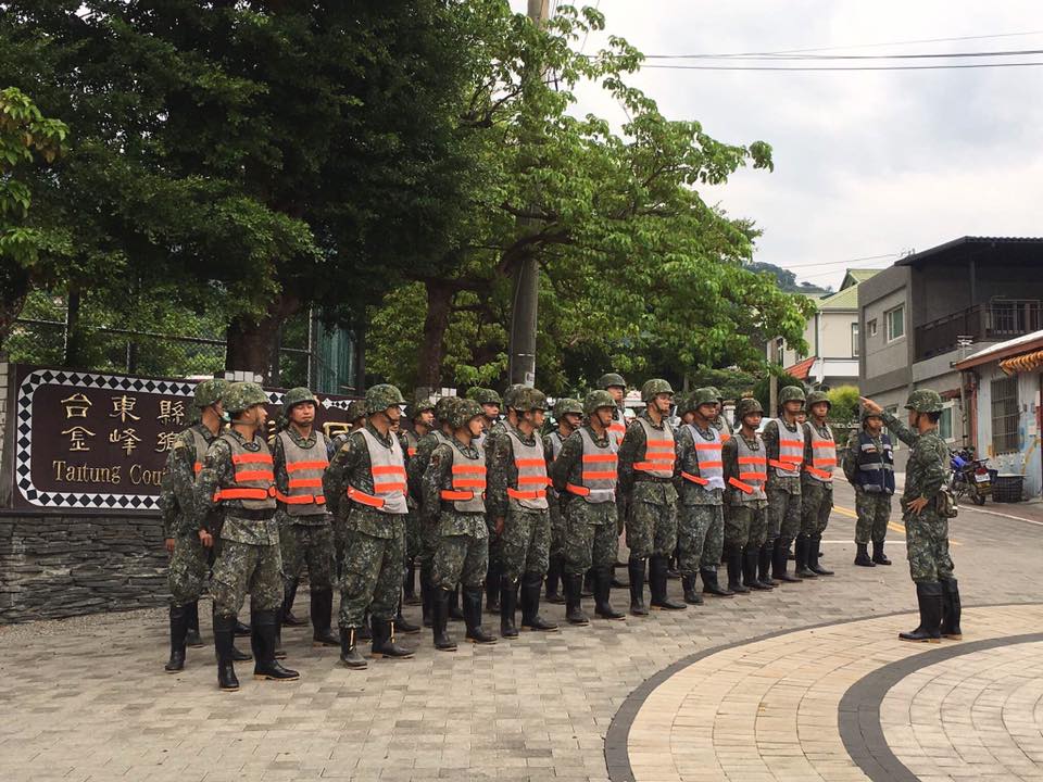 尼莎颱風來襲國軍救災協助撤離陸軍臺東指揮部 圖:取自國防部發言人臉書 尼莎颱風來襲國軍救災協助撤離陸軍臺東指揮部 圖:取自國防部發言人臉書