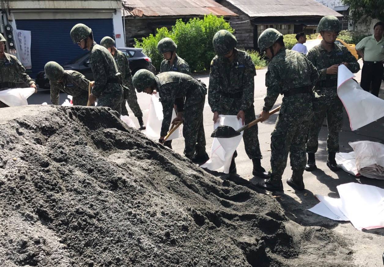 尼莎颱風來襲國軍,累計28日至29日,共派遣兵力4564人次、沙包堆置共計1萬3000餘包、物資搬運1.2噸。 圖:取自國防部發言人臉書 尼莎颱風來襲國軍,累計28日至29日,共派遣兵力4564人次、沙包堆置共計1萬3000餘包、物資搬運1.2噸。 圖:取自國防部發言人臉書