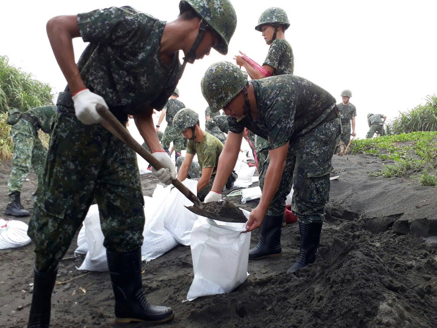 尼莎颱風來襲,陸軍第三作戰區宜蘭災防區,沙包裝置作業 圖:取自國防部發言人臉書 尼莎颱風來襲,陸軍第三作戰區宜蘭災防區,沙包裝置作業 圖:取自國防部發言人臉書