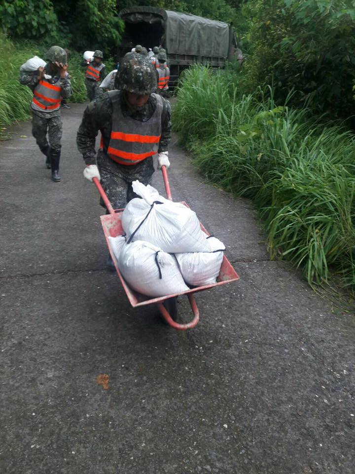 尼莎颱風來襲,臺東指揮部機步一營官兵28日協助地方政府執行正興村產業道路沙包堆置作業 圖:取自國防部發言人臉書 尼莎颱風來襲,臺東指揮部機步一營官兵28日協助地方政府執行正興村產業道路沙包堆置作業 圖:取自國防部發言人臉書