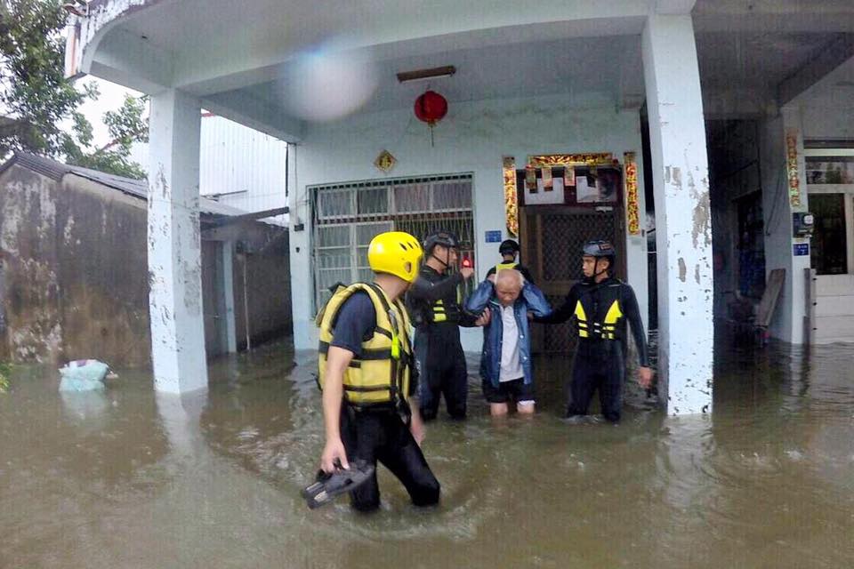 尼莎颱風來襲,國軍今天協助民眾撤離2599人、屏東縣林邊撤離國軍救災。 圖:取自國防部發言人臉書 尼莎颱風來襲,國軍今天協助民眾撤離2599人、屏東縣林邊撤離國軍救災。 圖:取自國防部發言人臉書