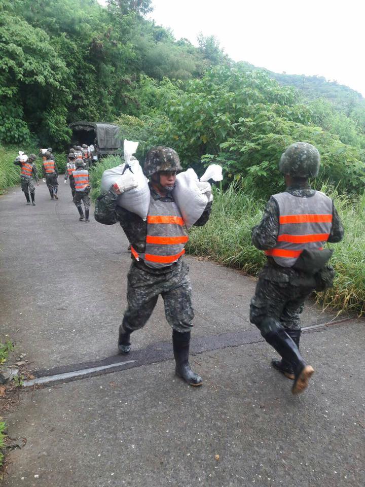 尼莎颱風來襲,國軍救災協助撤離臺東指揮部機步一營官兵,28日協助地方政府執行正興村產業道路沙包堆置作業 圖:取自國防部發言人臉書 尼莎颱風來襲,國軍救災協助撤離臺東指揮部機步一營官兵,28日協助地方政府執行正興村產業道路沙包堆置作業 圖:取自國防部發言人臉書