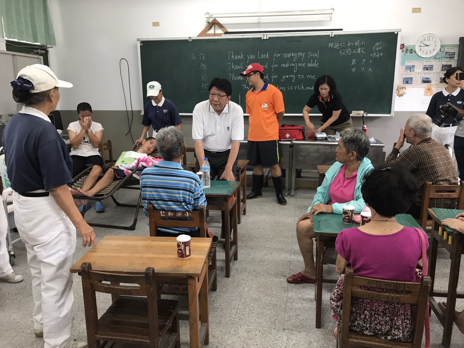 屏東縣長潘孟安今 (30) 日早上到臨時收容中心探視收容的民眾,並要求縣府員工全力協助救災作業。 圖 : 屏東縣政府/提供 屏東縣長潘孟安今 (30) 日早上到臨時收容中心探視收容的民眾,並要求縣府員工全力協助救災作業。 圖 : 屏東縣政府/提供