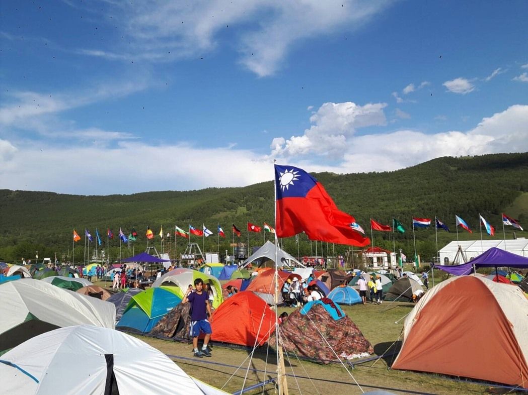 童軍重要的國際活動,亞太大露營活動,在本月28日到31日在蒙古隆重舉辦,會場內各國國旗高掛,中華民國國旗也在其中飄揚著,讓不少國際童軍們認識台灣。 圖 : 基隆市政府 / 提供 童軍重要的國際活動,亞太大露營活動,在本月28日到31日在蒙古隆重舉辦,會場內各國國旗高掛,中華民國國旗也在其中飄揚著,讓不少國際童軍們認識台灣。 圖 : 基隆市政府 / 提供