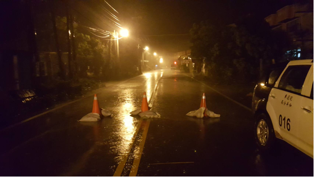 和平警分局竹林所員警夜間在倒塌於道路之電線桿前方封鎖警戒。 圖:和平警分局/提供 和平警分局竹林所員警夜間在倒塌於道路之電線桿前方封鎖警戒。 圖:和平警分局/提供