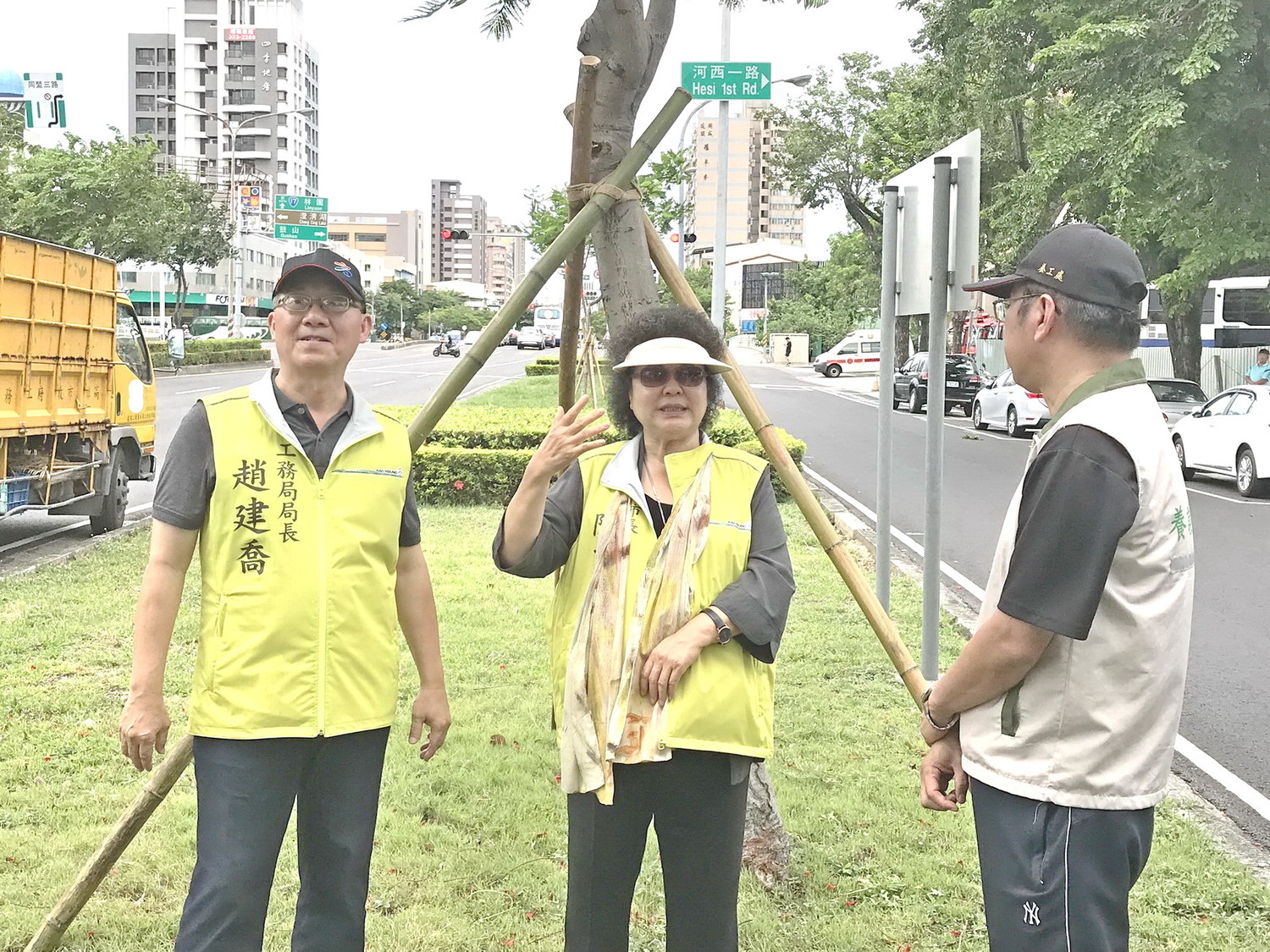 高雄市長陳菊至市府養工處四維養護工程隊,視察搶修機具的整備情形,並呼籲各民眾持續提高警覺,為海棠颱風作好防颱措施。 圖 : 高雄市政府 / 提供 高雄市長陳菊至市府養工處四維養護工程隊,視察搶修機具的整備情形,並呼籲各民眾持續提高警覺,為海棠颱風作好防颱措施。 圖 : 高雄市政府 / 提供