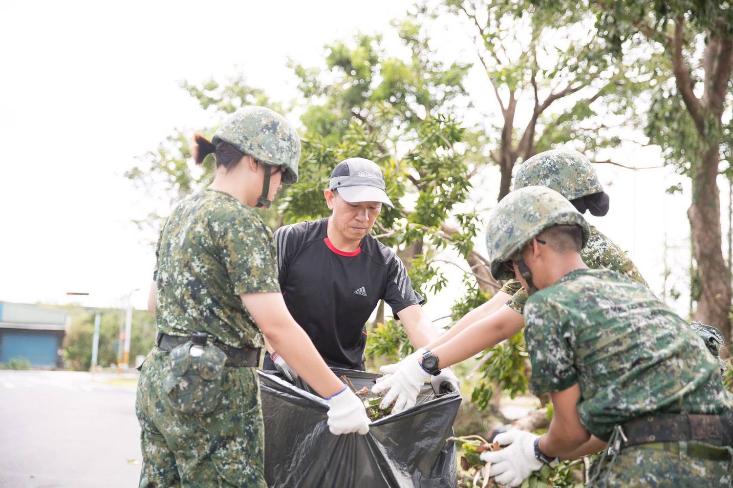 第三作戰區宜蘭災防區,本日依據地方政府申請,派遣兵力、車輛投入三星、冬山、南澳、大同、礁溪、壯圍、五結、蘇澳、羅東、宜蘭市等地區實施災後復原工作。 圖 : 軍聞社 / 提供 第三作戰區宜蘭災防區,本日依據地方政府申請,派遣兵力、車輛投入三星、冬山、南澳、大同、礁溪、壯圍、五結、蘇澳、羅東、宜蘭市等地區實施災後復原工作。 圖 : 軍聞社 / 提供