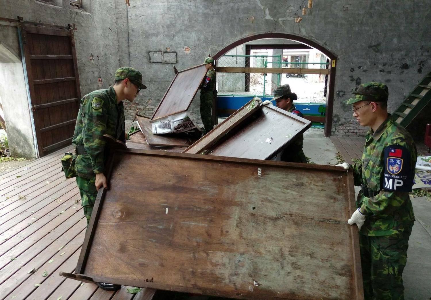 宜蘭憲兵隊官兵協助居民展開災後復原工作,針對災損較嚴重的宜蘭車站及幾米公園實施樹枝及垃圾清運 圖 : 軍聞社 / 提供 宜蘭憲兵隊官兵協助居民展開災後復原工作,針對災損較嚴重的宜蘭車站及幾米公園實施樹枝及垃圾清運 圖 : 軍聞社 / 提供