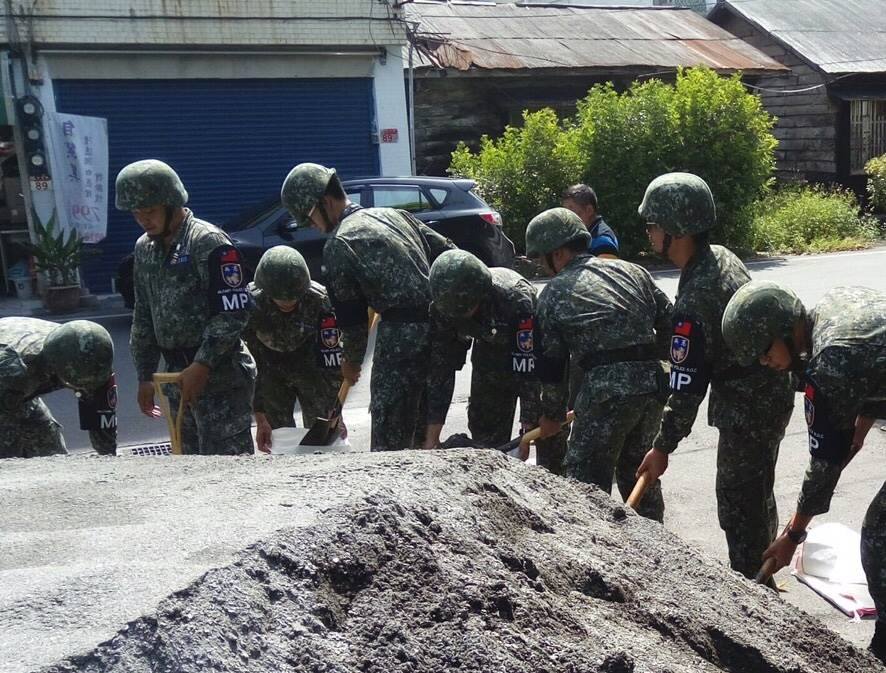 憲兵204指揮部花蓮憲兵隊接受花蓮縣玉里鎮申請兵力,實施沙包裝填,提供民眾防颱準備。 圖 : 軍聞社 / 提供 憲兵204指揮部花蓮憲兵隊接受花蓮縣玉里鎮申請兵力,實施沙包裝填,提供民眾防颱準備。 圖 : 軍聞社 / 提供