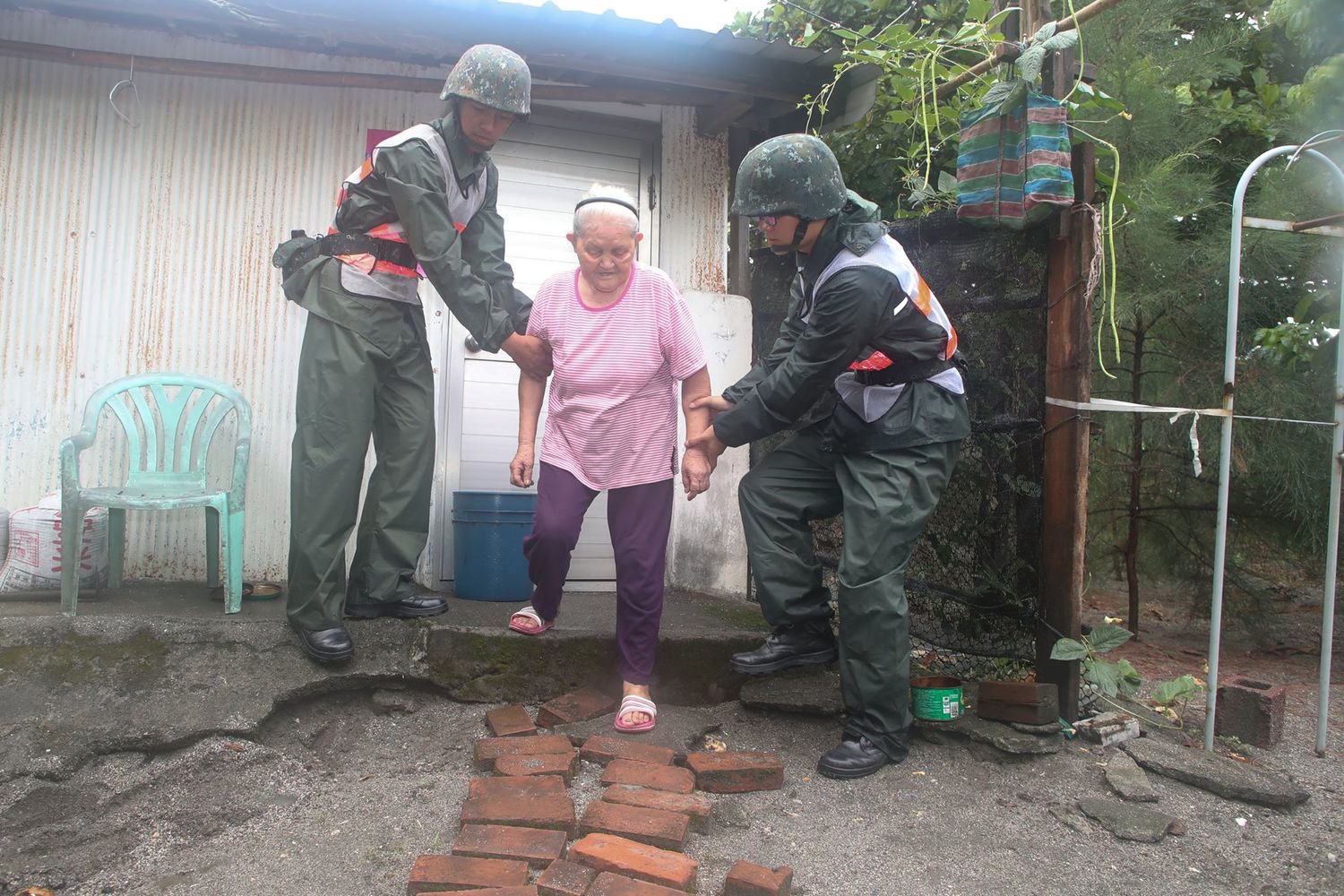 國軍共派遣兵力8,037人次、裝備機具5類673部(輛)、協助居民撤離2,599人、沙包堆置共計1萬3千餘包、物資搬運1.2噸。 圖 : 軍聞社 / 提供 國軍共派遣兵力8,037人次、裝備機具5類673部(輛)、協助居民撤離2,599人、沙包堆置共計1萬3千餘包、物資搬運1.2噸。 圖 : 軍聞社 / 提供