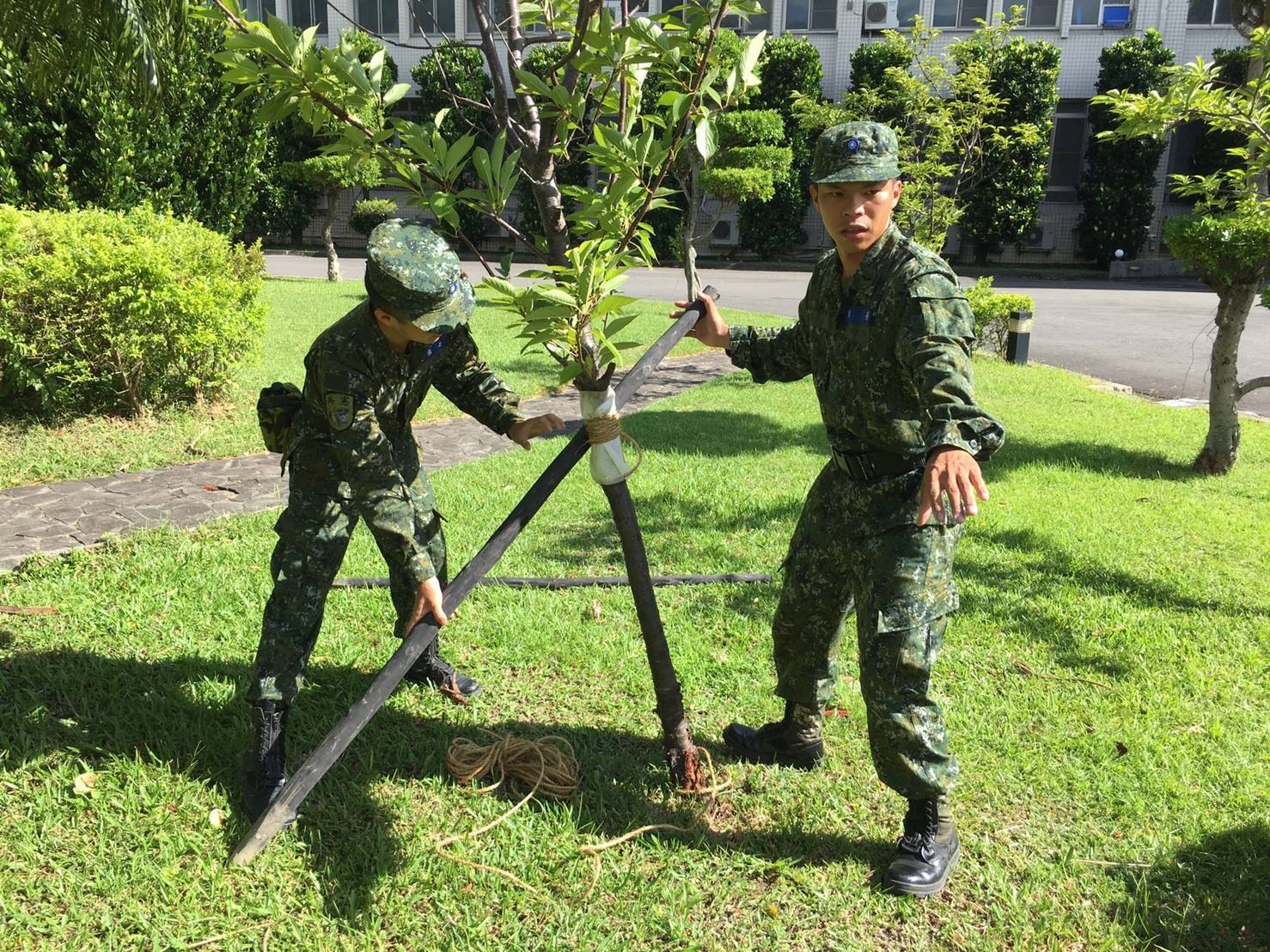憲兵指揮部勤務連針對尼莎颱風帶來的災情實施環境整理及災後復原工作,固定被風吹倒的樹木,同時也為第10號海棠颱風加強各項防颱準備工作。 圖 : 翻拍自憲兵指揮部臉書 憲兵指揮部勤務連針對尼莎颱風帶來的災情實施環境整理及災後復原工作,固定被風吹倒的樹木,同時也為第10號海棠颱風加強各項防颱準備工作。 圖 : 翻拍自憲兵指揮部臉書