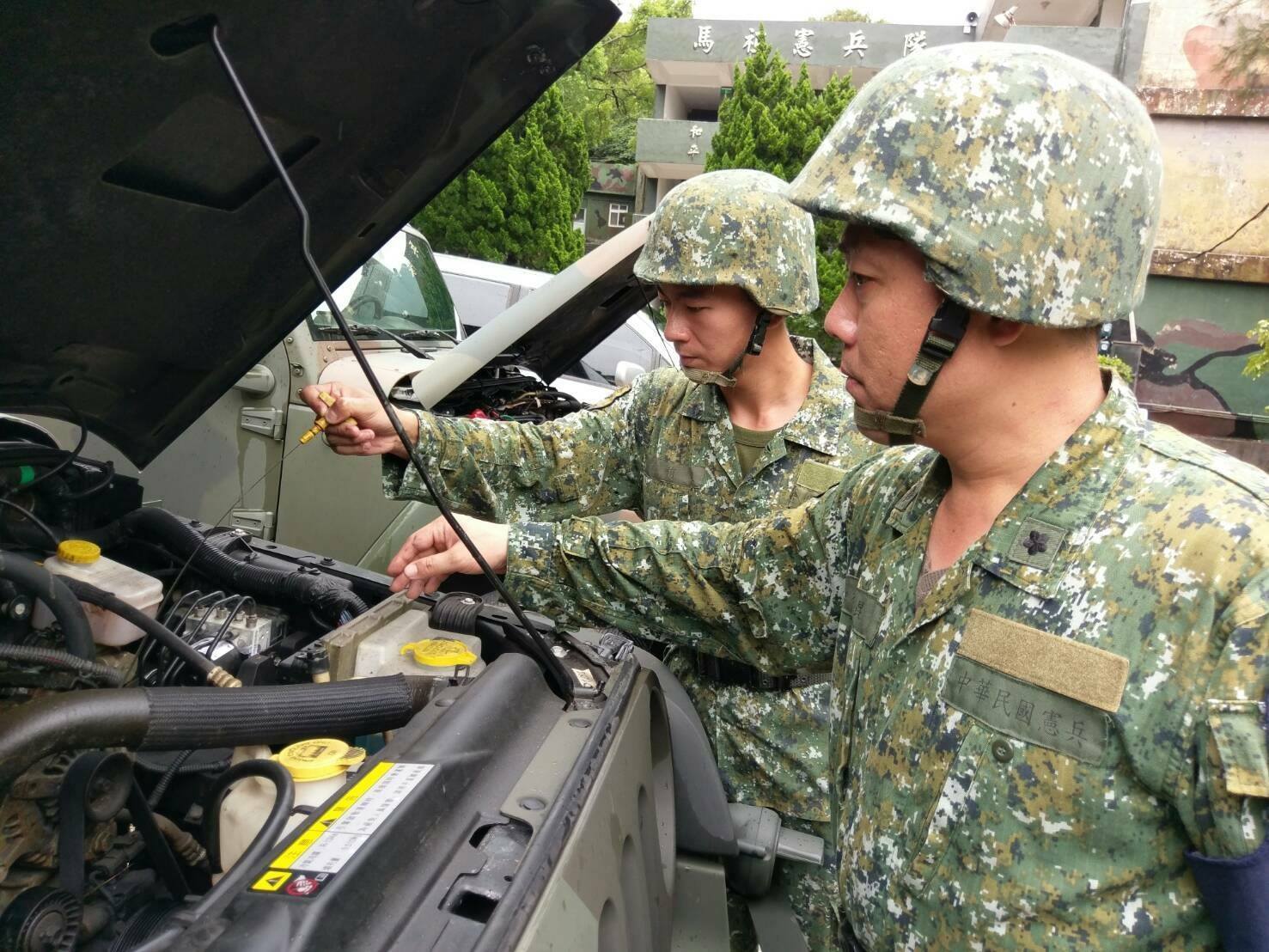 馬祖憲兵隊防颱救災嚴陣以待,妥善持恆救災車輛、器具等準備,落實人員教育訓練。 圖 : 憲兵馬祖隊 / 提供 馬祖憲兵隊防颱救災嚴陣以待,妥善持恆救災車輛、器具等準備,落實人員教育訓練。 圖 : 憲兵馬祖隊 / 提供