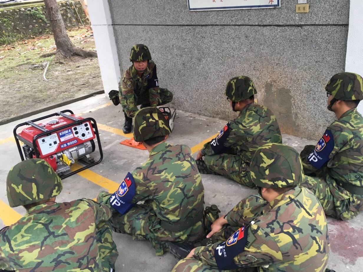 憲兵204指揮部臺東憲兵隊於關海聯防分區實施預置兵力勤前教育,由副分隊長介紹機具操作及講解,先期整備,俾利救災任務順遂。 圖 : 翻拍自憲兵指揮部臉書 憲兵204指揮部臺東憲兵隊於關海聯防分區實施預置兵力勤前教育,由副分隊長介紹機具操作及講解,先期整備,俾利救災任務順遂。 圖 : 翻拍自憲兵指揮部臉書