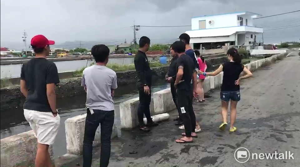 不少民眾圍在大排水溝旁,撈起因暴雨游出養殖魚塘的大魚。 圖:民眾獨家提供 不少民眾圍在大排水溝旁,撈起因暴雨游出養殖魚塘的大魚。 圖:民眾獨家提供