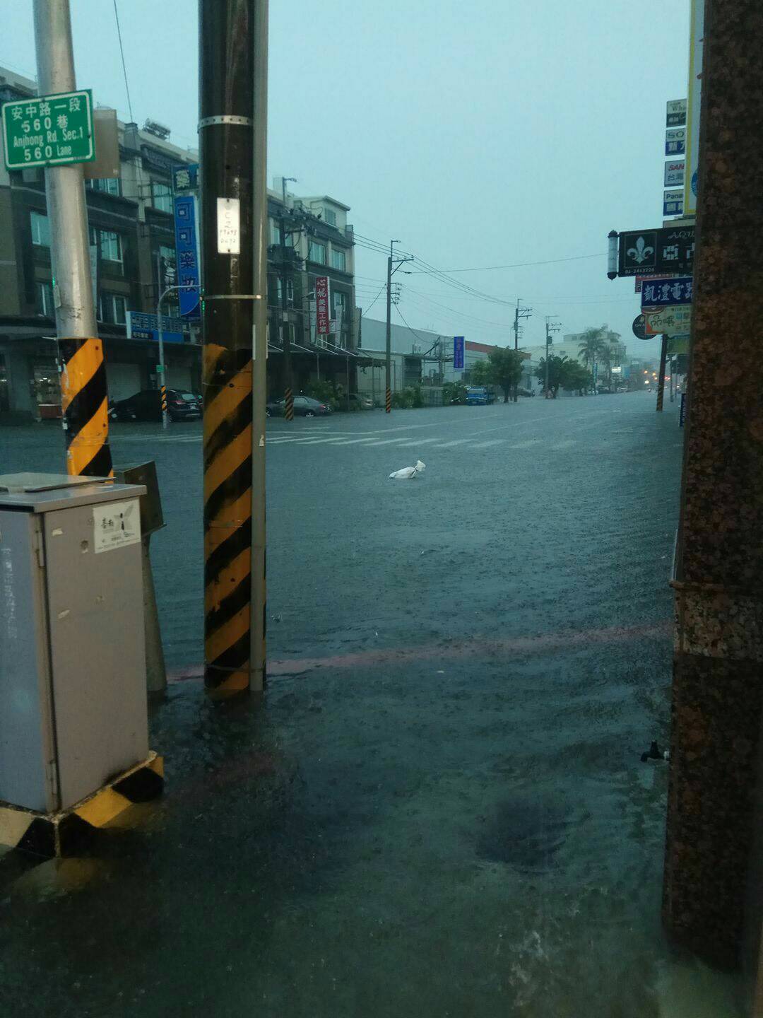 台南安中路也淹水。 圖 : 網友朱大D / 提供 台南安中路也淹水。 圖 : 網友朱大D / 提供