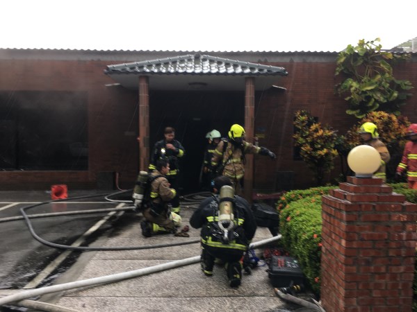 高雄市鳳山區文化路上一家餐廳今 (31) 日上午八點24分傳出火警。 圖 : 高雄市消防局/提供 高雄市鳳山區文化路上一家餐廳今 (31) 日上午八點24分傳出火警。 圖 : 高雄市消防局/提供