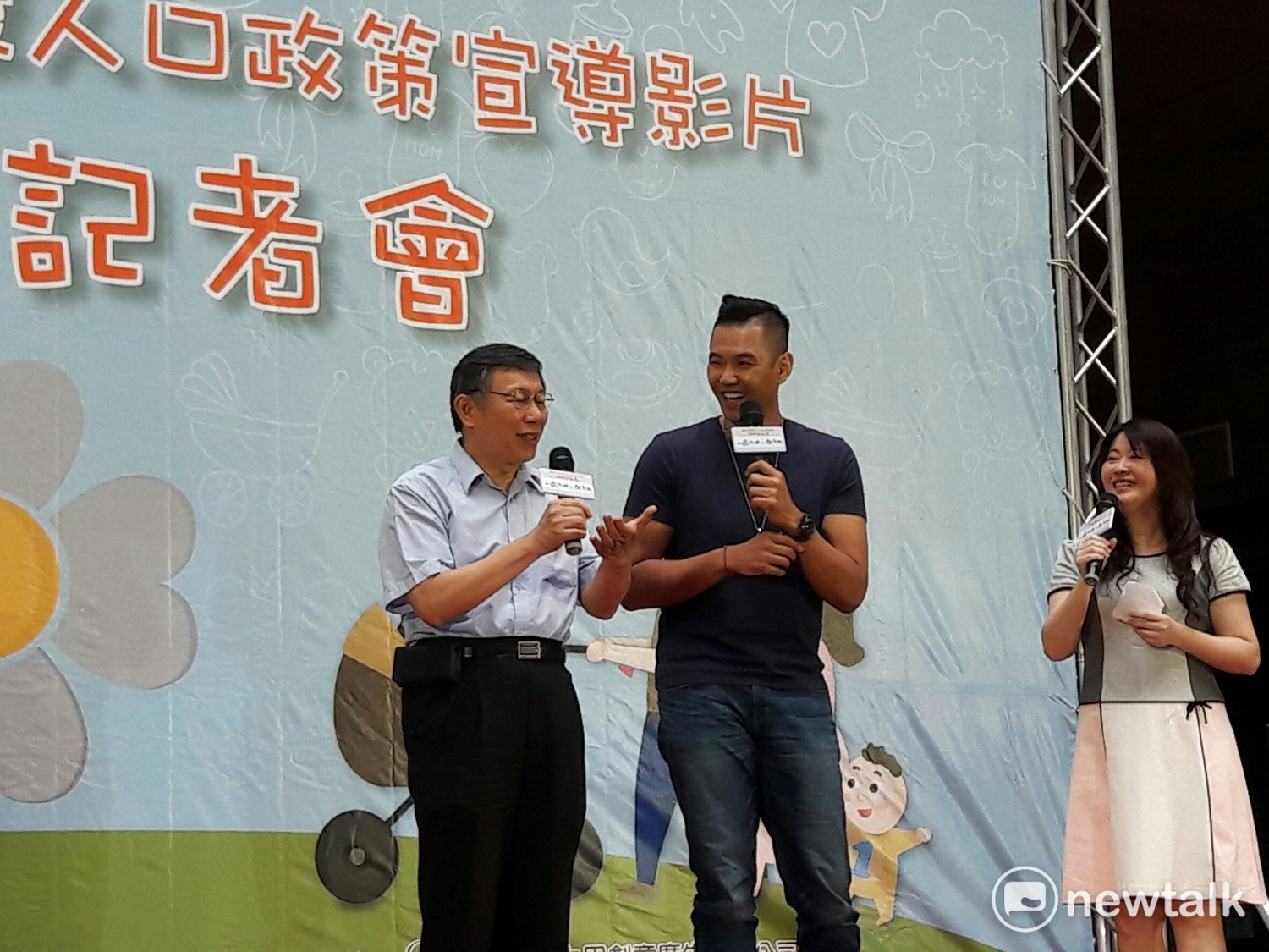 柯表示當小孩生病時,身為小兒科醫生的陳佩琪會直接替小孩診斷開藥,但也同時抱怨,倒是自己生病時,妻子開給他的藥「因為是小兒科劑量,永遠都治不好。」 圖:張芸嘉/攝 柯表示當小孩生病時,身為小兒科醫生的陳佩琪會直接替小孩診斷開藥,但也同時抱怨,倒是自己生病時,妻子開給他的藥「因為是小兒科劑量,永遠都治不好。」 圖:張芸嘉/攝