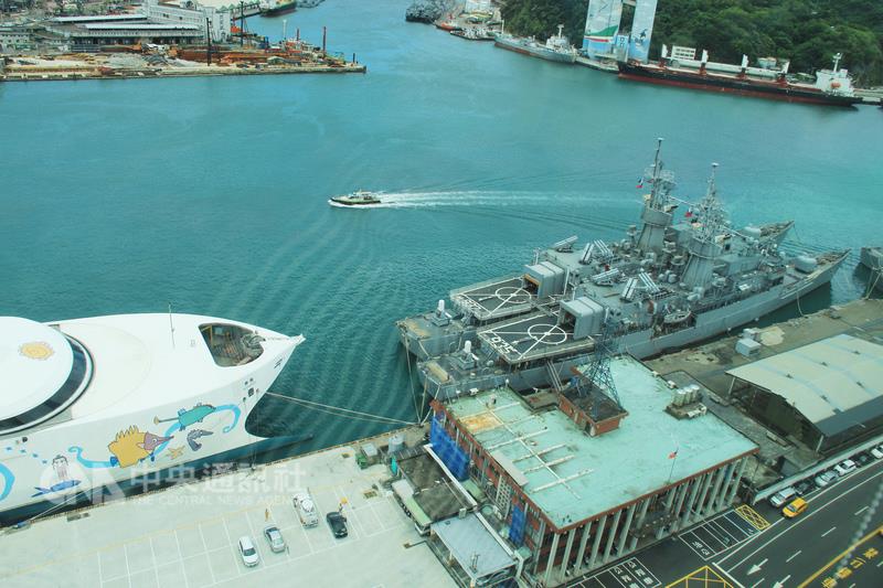 海軍131艦隊長郭治國少將30日表示,尼莎颱風瞬間陣風過大,停泊於東三碼頭「麗娜輪」(左)纜繩斷裂,碰撞海軍蘭陽(右前)、淮陽軍艦(右後),造成蘭陽艦左舷裂痕進水,海軍於30分鐘內完成堵漏。 圖 : 中央社 海軍131艦隊長郭治國少將30日表示,尼莎颱風瞬間陣風過大,停泊於東三碼頭「麗娜輪」(左)纜繩斷裂,碰撞海軍蘭陽(右前)、淮陽軍艦(右後),造成蘭陽艦左舷裂痕進水,海軍於30分鐘內完成堵漏。 圖 : 中央社