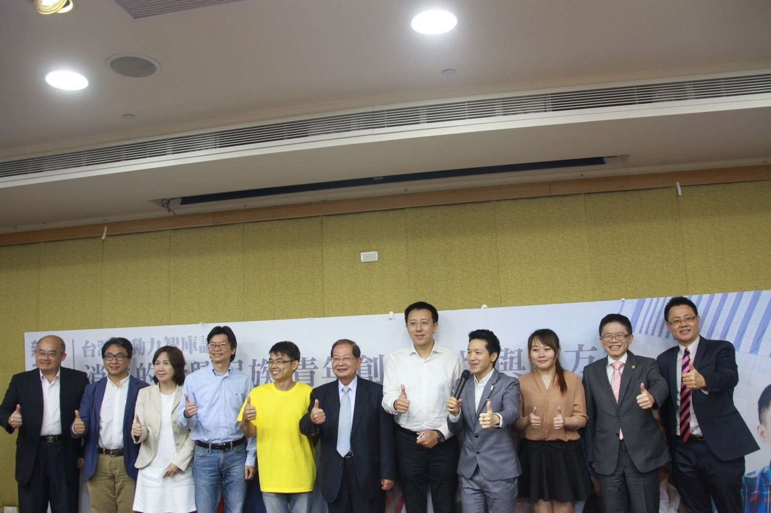 台灣新動力智庫今上午舉辦「消失的新興民族-青年創業困境與解方」論壇,提出現今青年創業所面臨的困境與解方。 圖:台灣新動力智庫/提供 台灣新動力智庫今上午舉辦「消失的新興民族-青年創業困境與解方」論壇,提出現今青年創業所面臨的困境與解方。 圖:台灣新動力智庫/提供