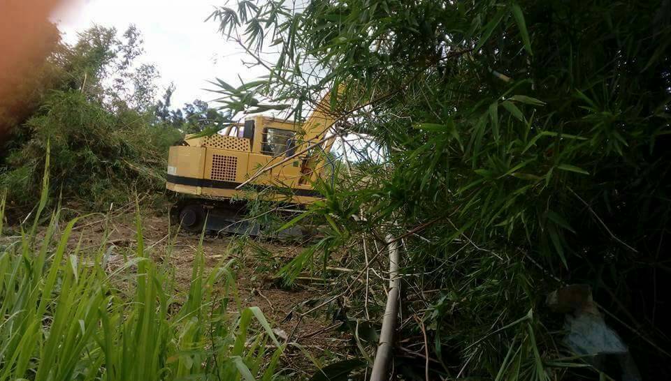 土地開發商兩次強拆張家古厝部分景觀後,近日又動用怪手進駐,積極施工,想趕在8月23日結案,興建住宅區。 圖:屏東縣議員蔣月惠服務處/提供 土地開發商兩次強拆張家古厝部分景觀後,近日又動用怪手進駐,積極施工,想趕在8月23日結案,興建住宅區。 圖:屏東縣議員蔣月惠服務處/提供