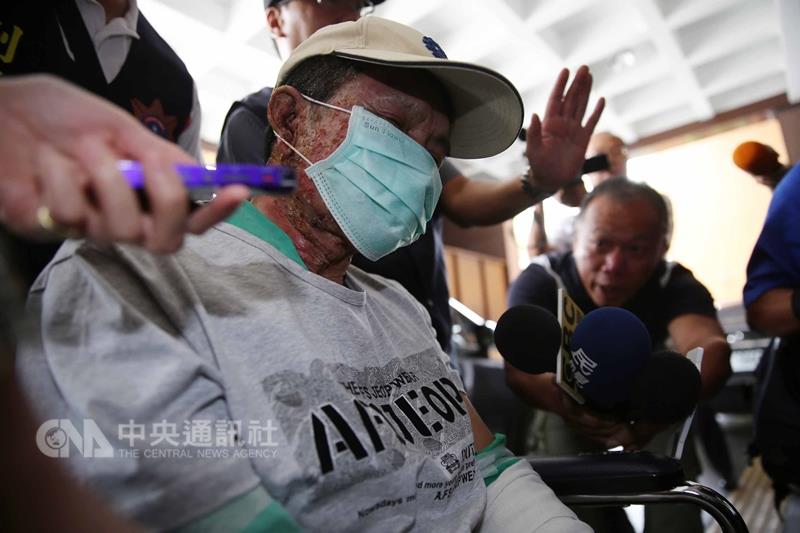 男子林英昌(中)被控台鐵松山火車站爆炸案,台灣高等法院審酌他造成24人受傷及台鐵逾176萬元損失,至今未獲被害人原諒,犯罪情節重大,判他29年10月徒刑。檔案照片。 圖 : 中央社 男子林英昌(中)被控台鐵松山火車站爆炸案,台灣高等法院審酌他造成24人受傷及台鐵逾176萬元損失,至今未獲被害人原諒,犯罪情節重大,判他29年10月徒刑。檔案照片。 圖 : 中央社
