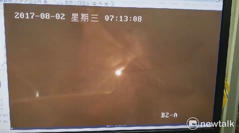 林口火力電廠在從今天上午7時13分的監視器影片,顯示火光閃爍煙霧瀰漫。 圖 : 讀者 / 提供 林口火力電廠在從今天上午7時13分的監視器影片,顯示火光閃爍煙霧瀰漫。 圖 : 讀者 / 提供
