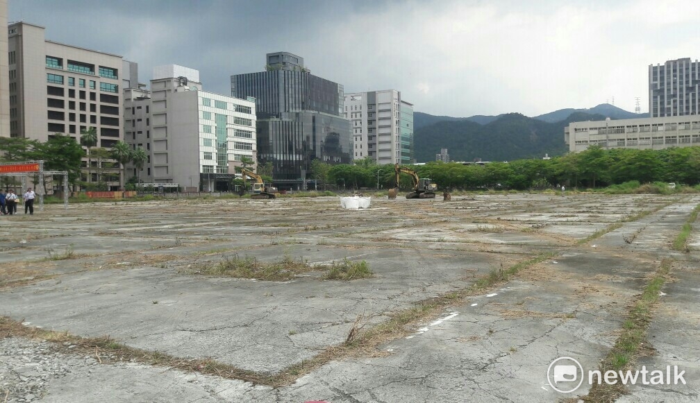 位於內湖科技園區的大港墘公園,是由瑞光路上的台北花卉市場改建,佔地約2.5公頃,預計107年4月底完工開放民眾使用。 圖:張芸嘉/攝 位於內湖科技園區的大港墘公園,是由瑞光路上的台北花卉市場改建,佔地約2.5公頃,預計107年4月底完工開放民眾使用。 圖:張芸嘉/攝