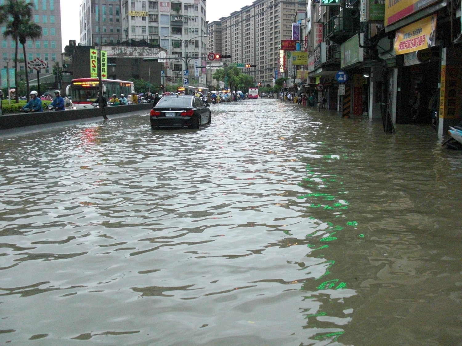 雙颱夾擊造成屏南地區多處淹水,屏縣府提醒受災戶檢具證明,進行減免稅申請。 圖:flickr 雙颱夾擊造成屏南地區多處淹水,屏縣府提醒受災戶檢具證明,進行減免稅申請。 圖:flickr