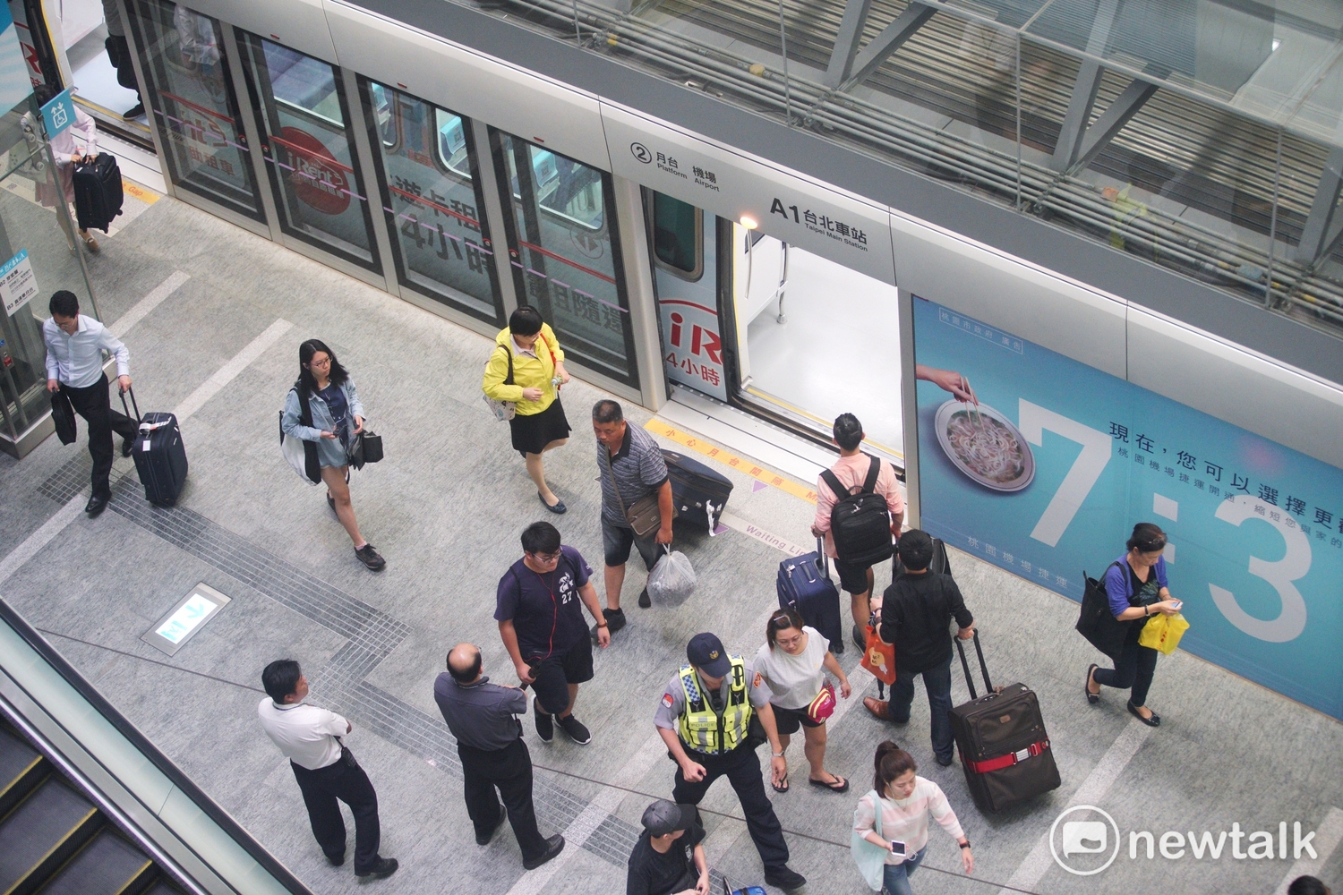 桃園機場捷運通車民眾。 圖 : 常日豪 / 攝 桃園機場捷運通車民眾。 圖 : 常日豪 / 攝