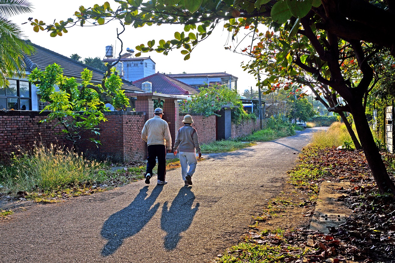 岡山為高雄軍眷村主要集中地之一,民國93年起舊有眷村除了「樂群村」列為市定古蹟及歷史建築之外,其餘已全數拆除,先前紅極一時之公視電視劇《一把青》劇組就是在岡山眷村取景及搭景拍片。 圖:高雄市觀光局提供 岡山為高雄軍眷村主要集中地之一,民國93年起舊有眷村除了「樂群村」列為市定古蹟及歷史建築之外,其餘已全數拆除,先前紅極一時之公視電視劇《一把青》劇組就是在岡山眷村取景及搭景拍片。 圖:高雄市觀光局提供