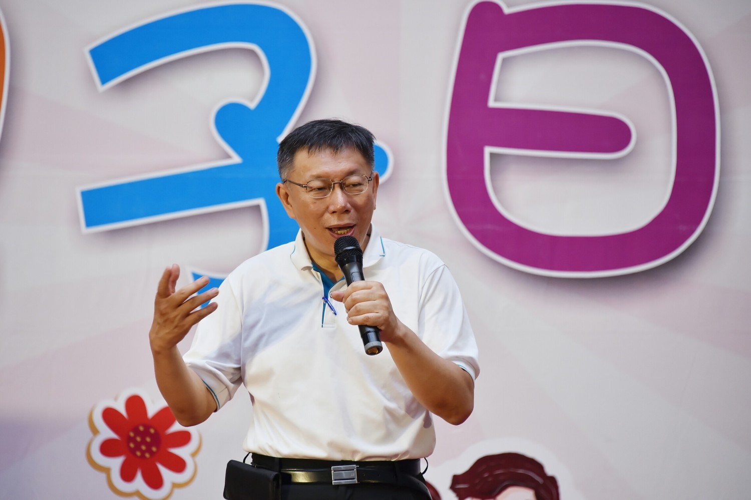 柯文哲受訪回應「老實講當市長沒辦法每件事都注意」,同時表示拖太久要檢討,公文往返曠日費時,外科醫師出身的他也還在適應公家機關的環境。 圖:台北市政府/提供 柯文哲受訪回應「老實講當市長沒辦法每件事都注意」,同時表示拖太久要檢討,公文往返曠日費時,外科醫師出身的他也還在適應公家機關的環境。 圖:台北市政府/提供