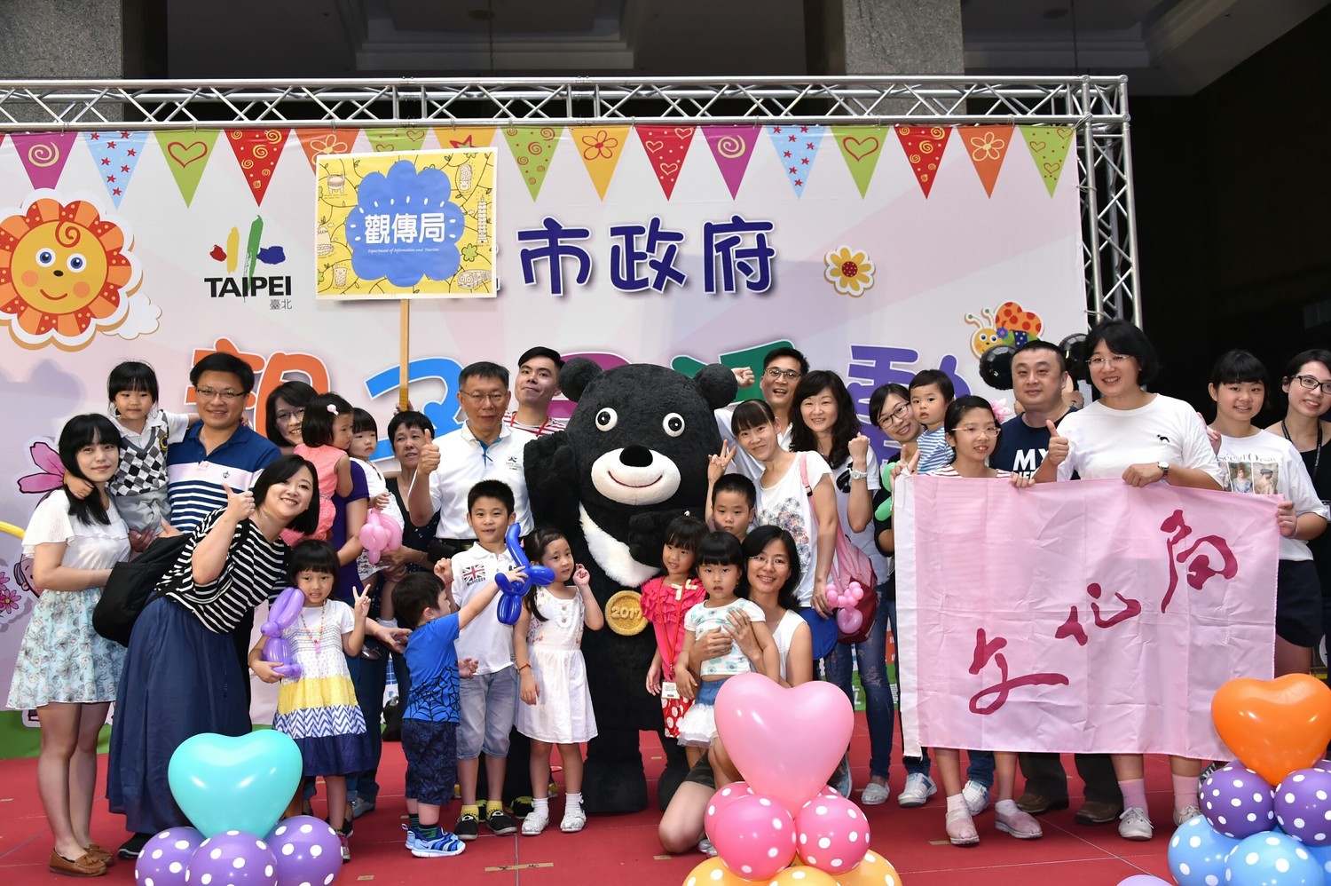 柯文哲認為如果眷屬對員工的工作有更多認識,就容易給予更多支持。圖為柯與參與活動的員工家屬合照。 圖:台北市政府/提供 柯文哲認為如果眷屬對員工的工作有更多認識,就容易給予更多支持。圖為柯與參與活動的員工家屬合照。 圖:台北市政府/提供