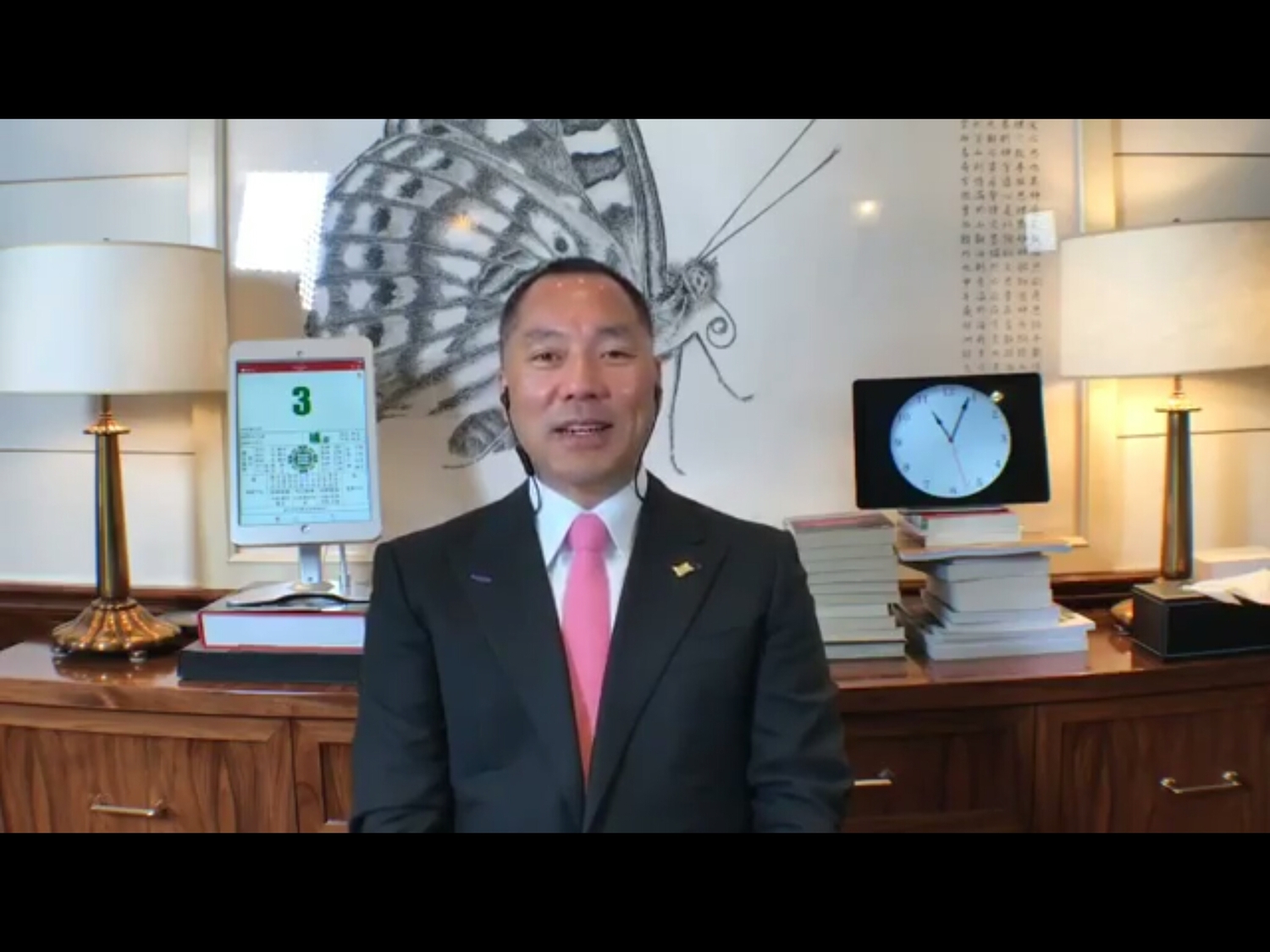 郭文貴再度槓上中國當權階層,指其生命遭到威脅,香港辦公室也被警方搜索,目的就是要逼他閉嘴,最後遣返他回中國。 郭文貴再度槓上中國當權階層,指其生命遭到威脅,香港辦公室也被警方搜索,目的就是要逼他閉嘴,最後遣返他回中國。