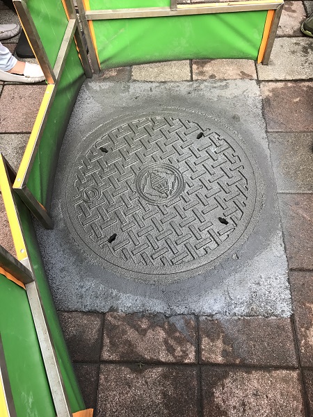 人孔蓋抗滑材料完工後狀態。 圖:台北新工處提供 人孔蓋抗滑材料完工後狀態。 圖:台北新工處提供