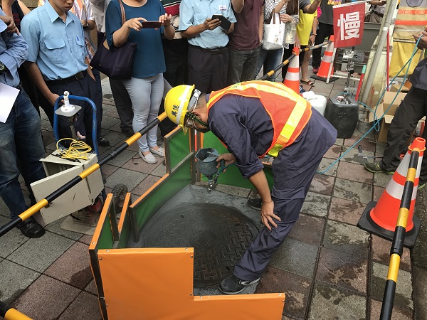 人孔蓋抗滑材料噴塗作業進行中。 圖:台北新工處提供 人孔蓋抗滑材料噴塗作業進行中。 圖:台北新工處提供