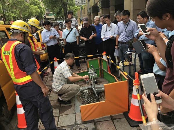 人孔蓋抗滑試驗。 圖:台北新工處提供 人孔蓋抗滑試驗。 圖:台北新工處提供