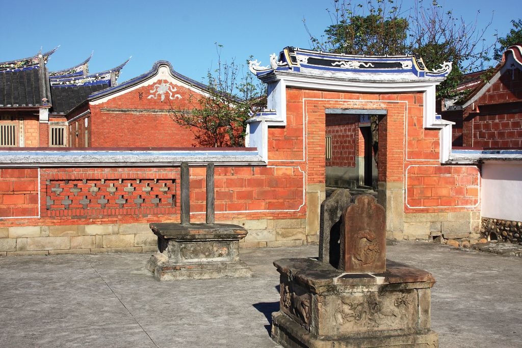 李騰芳古宅外埕有兩對旗杆座,一對為木座一對為石座。 圖:翻攝桃園觀光導覽網 李騰芳古宅外埕有兩對旗杆座,一對為木座一對為石座。 圖:翻攝桃園觀光導覽網