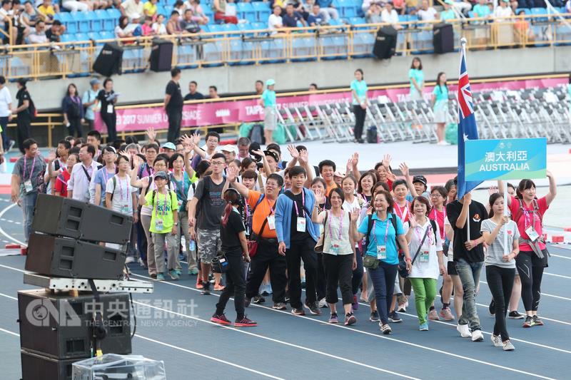 台北世大運19日將正式登場,5日傍晚在台北田徑場舉 行開幕式測試,測試包含序曲表演、代表團入場 、3段儀典及3段文化表演的流程。圖為代表團入場。 圖:中央社記者吳家昇/攝 台北世大運19日將正式登場,5日傍晚在台北田徑場舉 行開幕式測試,測試包含序曲表演、代表團入場 、3段儀典及3段文化表演的流程。圖為代表團入場。 圖:中央社記者吳家昇/攝