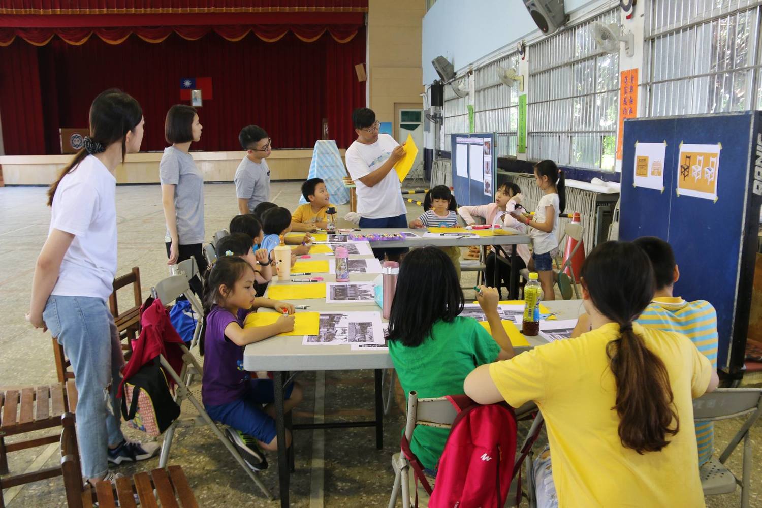《霄裡風》正是透過霄裡國小學生及元智大學和香港實習生繪製,在地文化寶貝-玉元宮、文馨堂、唐朝居、石母娘娘廟、浣衣池,讓來桃園遊賞「2017桃園地景藝術節」的旅人,走過八德竹宵百年的歷史人文。 圖:桃園市文化局提供 《霄裡風》正是透過霄裡國小學生及元智大學和香港實習生繪製,在地文化寶貝-玉元宮、文馨堂、唐朝居、石母娘娘廟、浣衣池,讓來桃園遊賞「2017桃園地景藝術節」的旅人,走過八德竹宵百年的歷史人文。 圖:桃園市文化局提供