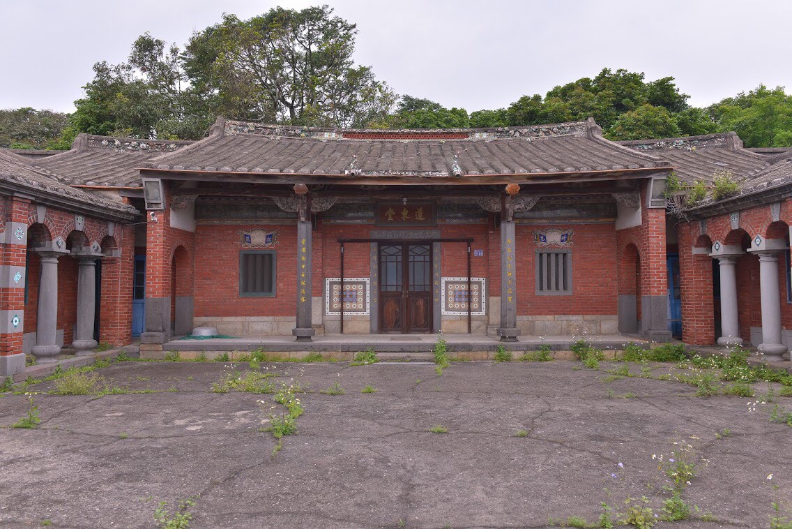 「2017桃園地景藝術節」將於8月18日登場,到楊梅看看百年客家傳統古厝道東堂,了解台灣百年來的移民史,再到觀音廣福社區浸沐在藝術家周學涵、姜名駿啟發自農耕生活,於別人的農地上,所設計的《秧秧》作品。 圖:桃園市文化局提供 「2017桃園地景藝術節」將於8月18日登場,到楊梅看看百年客家傳統古厝道東堂,了解台灣百年來的移民史,再到觀音廣福社區浸沐在藝術家周學涵、姜名駿啟發自農耕生活,於別人的農地上,所設計的《秧秧》作品。 圖:桃園市文化局提供