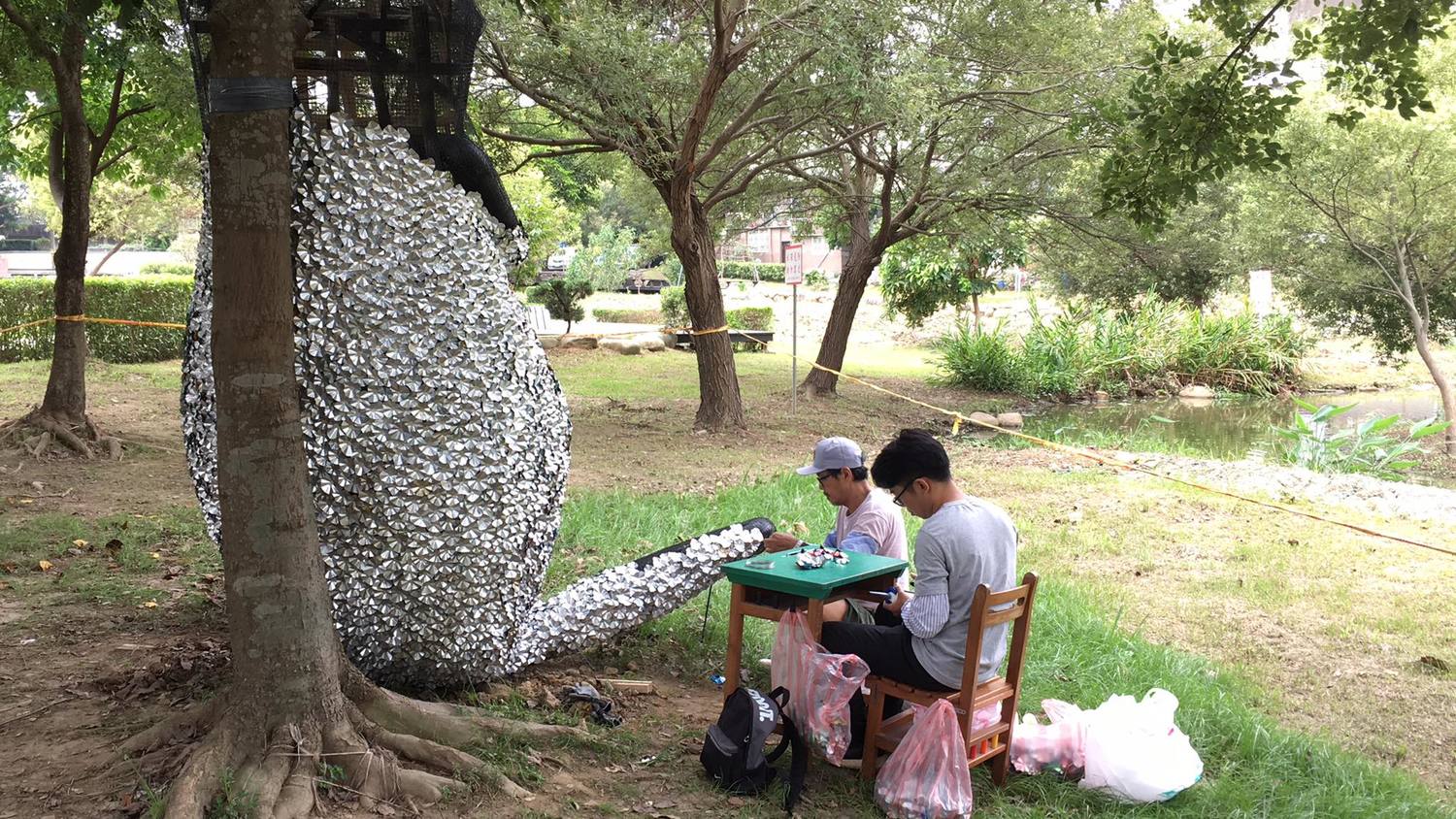 藤井芳則為2017桃園地景藝術節所創作的《戲畫青蛙》(GIGA FROG),與德育、虹橋幼兒園及竹霄社區發展協會,一同製作這件具有濃濃環境醒思的作品。 圖:桃園市文化局提供 藤井芳則為2017桃園地景藝術節所創作的《戲畫青蛙》(GIGA FROG),與德育、虹橋幼兒園及竹霄社區發展協會,一同製作這件具有濃濃環境醒思的作品。 圖:桃園市文化局提供