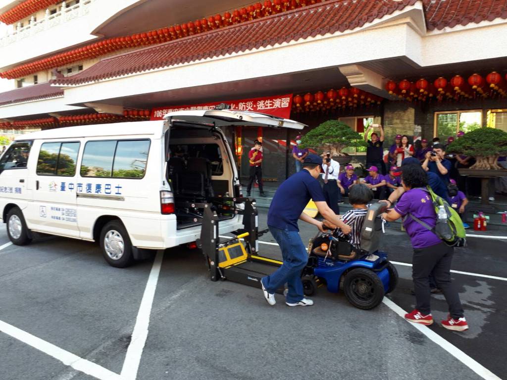 社會局建議,搭乘復康巴士的身心障礙朋友,可主動了解車內消防安全設施設備及疏散逃生方式,共同維護乘車安全。 圖:台中市政府社會局提供 社會局建議,搭乘復康巴士的身心障礙朋友,可主動了解車內消防安全設施設備及疏散逃生方式,共同維護乘車安全。 圖:台中市政府社會局提供